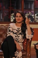 Sonakshi Sinha on the sets of Comedy Nights with Kapil in Mumbai on 4th Dec 2013